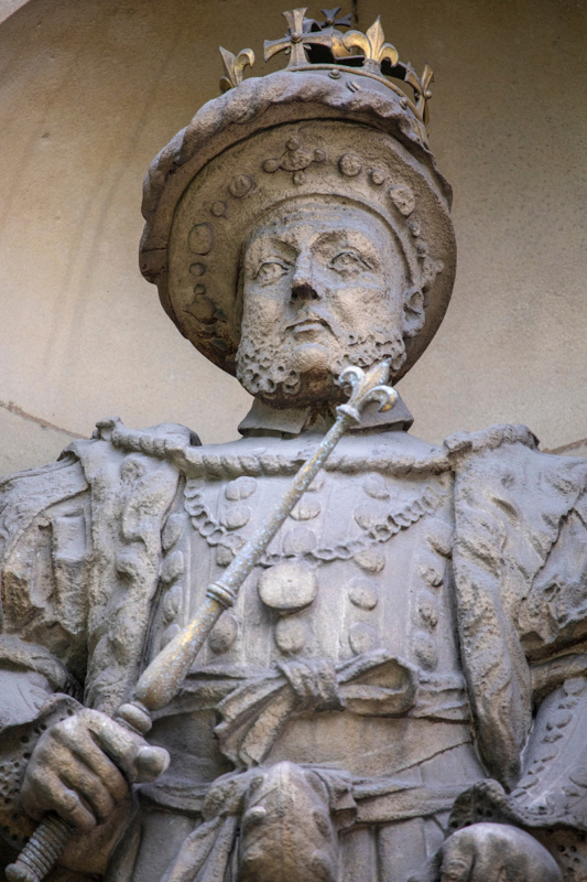 close up henry 8th statue