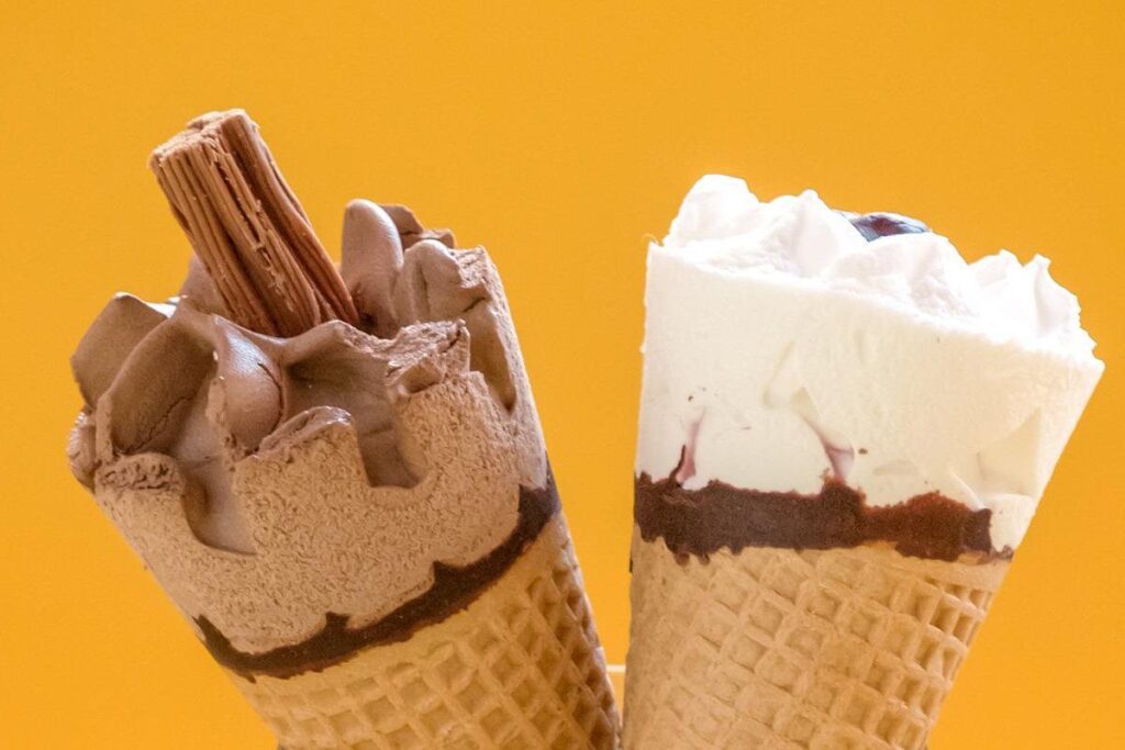 chocolate-vanilla-ice-cream-cones