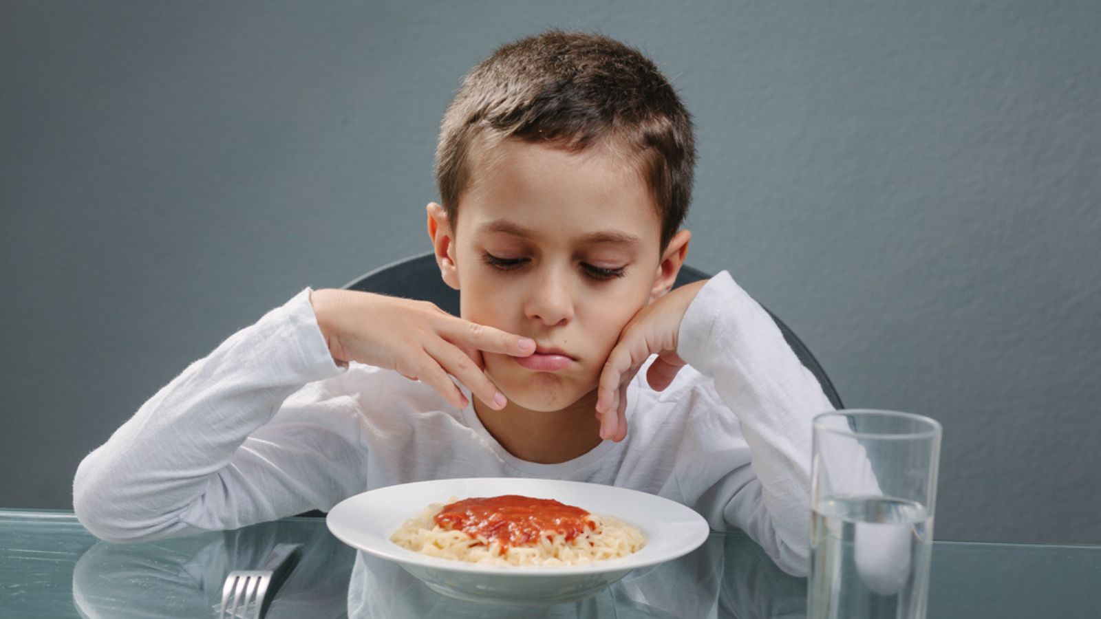 Child with no appetite in front of the meal