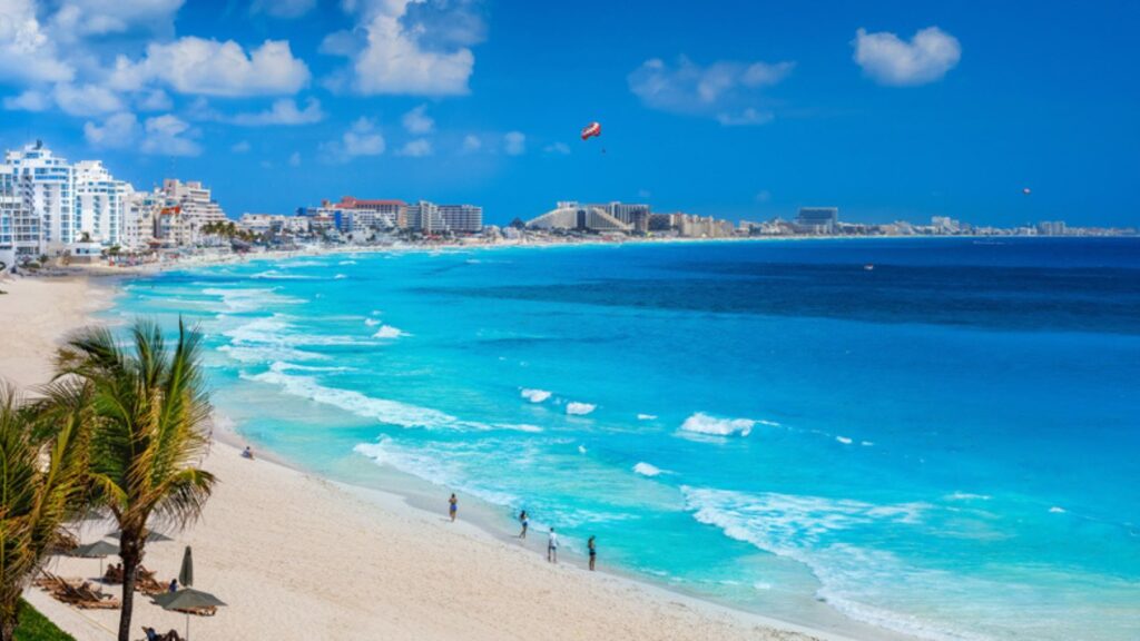 Cancun showing blue waters of Cancun, Mexico