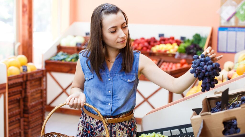 woman buy fruit loops at store