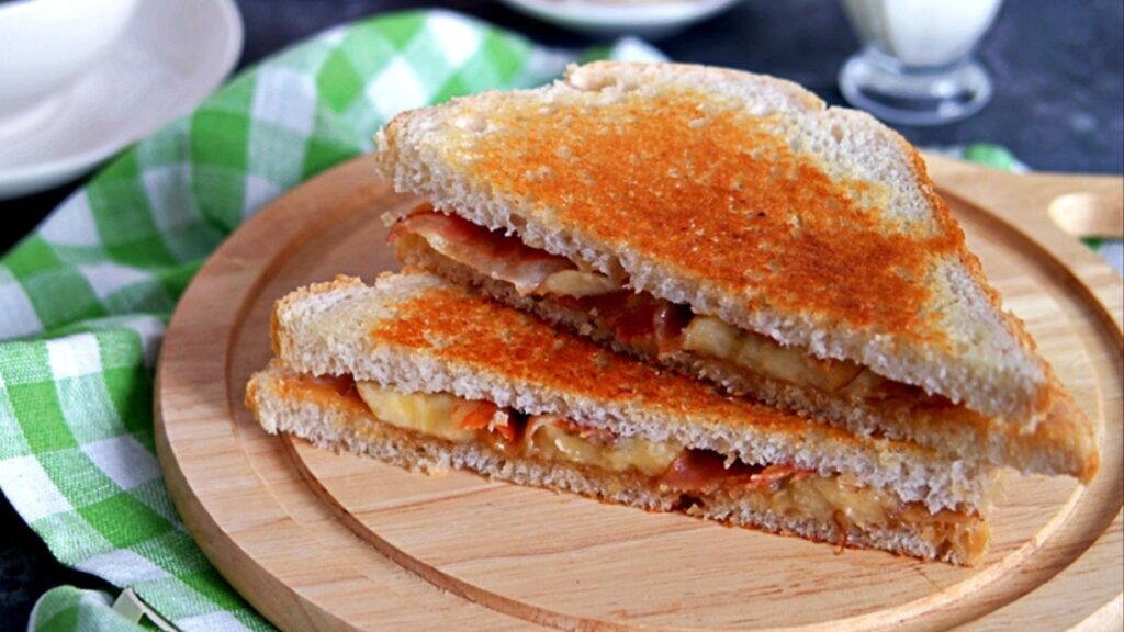 Sandwiches with peanut butter, banana and fried bacon