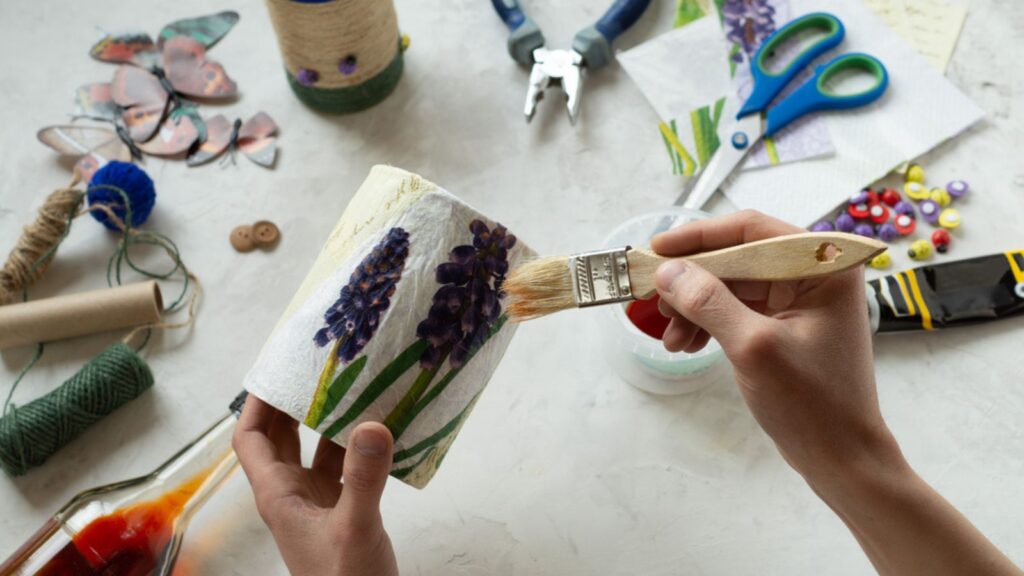 Decorating tin cans with decoupage napkin, jute rope and using various decors