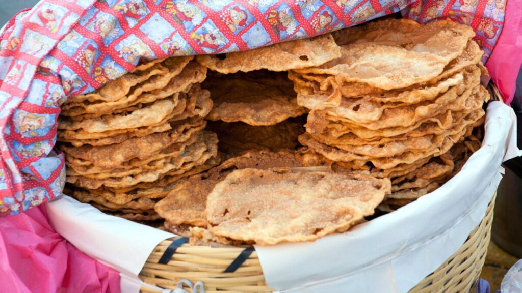 Bu&ntilde;uelos, a popular food during winter in Mexico