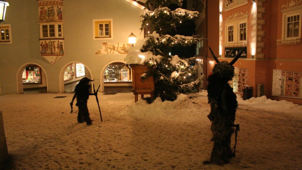 Krampustreiben im Zentrum von St. Ulrich in Gröden. Krampus