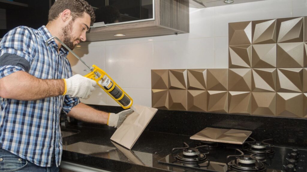 Người đang lắp đặt ốp nền bếp